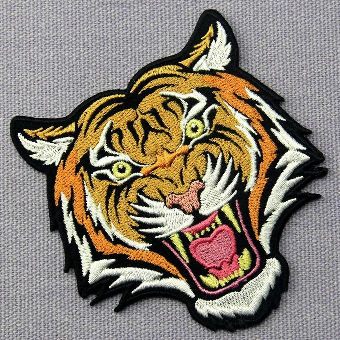Κεντημένα τα μηχανή διακριτικά υφασμάτων ράβουν στο ζωικό λογότυπο τιγρών συνήθειας